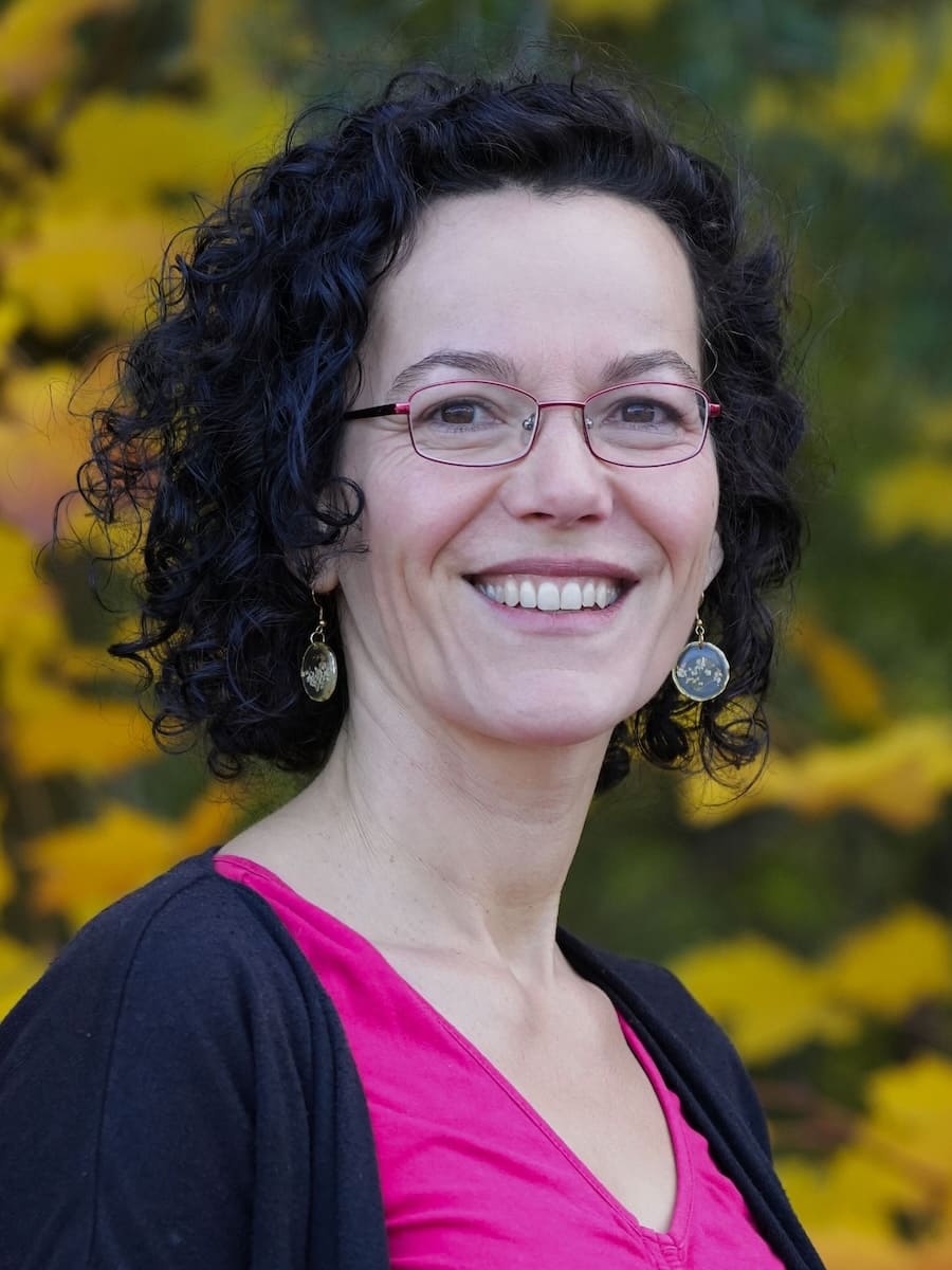 Alexandra Lindig in der Praxis in der Scheune